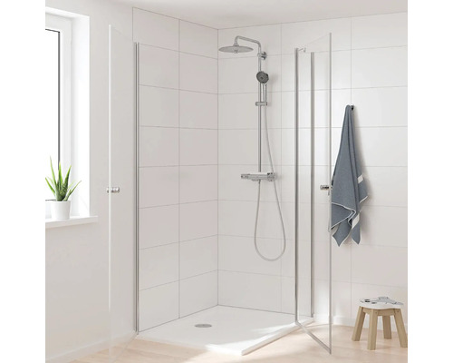 Walk-in sprchovací kút so sprchovacou armatúrou a uterákom