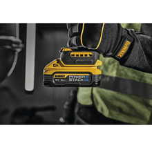 Batéria DeWalt Powerstack 18 V 5 Ah v ruke
