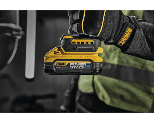 Batéria DeWalt Powerstack 18 V 5 Ah v ruke