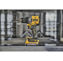 Akumulátorový vŕtací skrutkovač DeWalt s vrtákom
