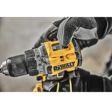 Detailný záber akumulátorovej vŕtačky DeWalt v ruke