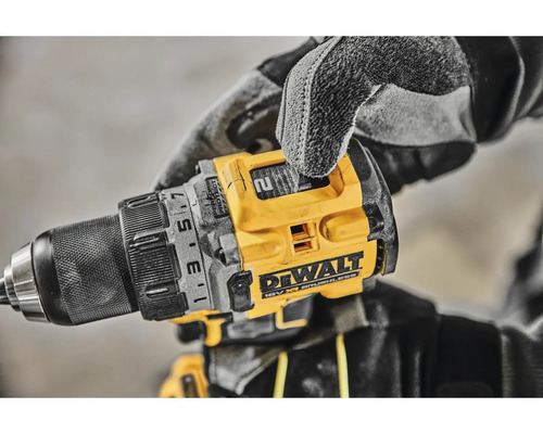 Detailný záber akumulátorovej vŕtačky DeWalt v ruke