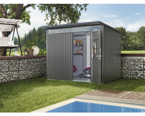 Záhradná scéna s domčekom na náradie, trávnikom a bazénom