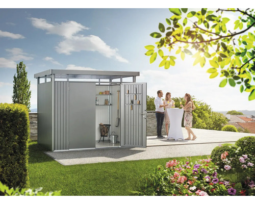 Kovová záhradná skriňa s otvorenými dverami a ľuďmi oslavujúcimi v záhrade