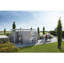 Rodina pred úložným priestorom na náradie s bicyklami a hračkami v záhrade