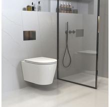 Závesné WC v modernej kúpeľni so sprchou