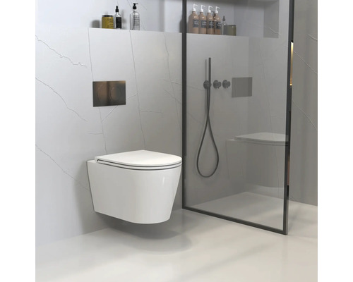 Závesné WC v modernej kúpeľni so sprchou