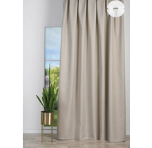 Béžový záves s očkovým uchytením pred oknom a izbovou rastlinou v kvetináči.