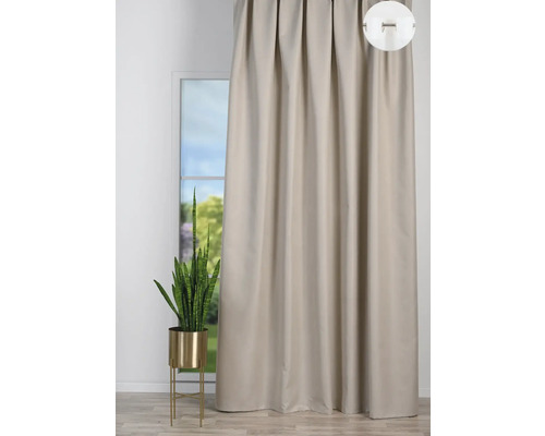 Béžový záves s očkovým uchytením pred oknom a izbovou rastlinou v kvetináči.