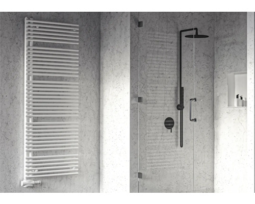 Dizajnový radiátor ROTHEIGNER 1695 x 496 x 50 mm pripojenie 1 dole na jednej strane Moderná kúpeľňa s bielym radiátorom a sprchovacím kútom s čiernou armatúrou