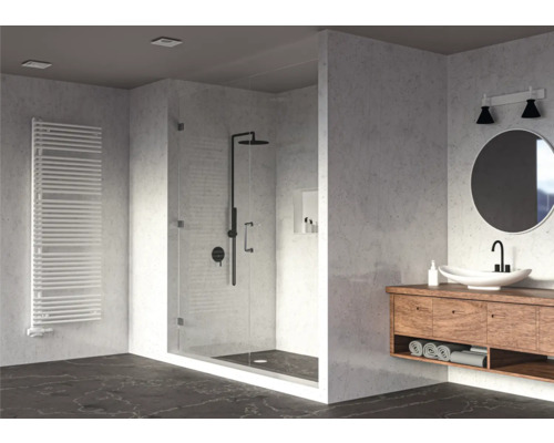 Kúpeľňa s priechodným sprchovacím kútom, umývadlom a radiátorom