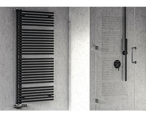 Dizajnový radiátor ROTHEIGNER 1095 x 496 x 50 mm pripojenie 1 dole na jednej strane Čierny kúpeľňový radiátor vedľa sprchovacieho kúta v kúpeľni.