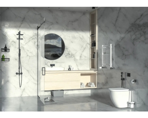 Moderná kúpeľňa so sprchou, umývadlom, zrkadlovou skrinkou, ohrievačom uterákov a toaletou pred mramorovou stenou