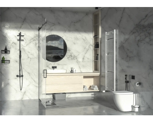 Svetlá kúpeľňa so sprchou, umývadlom, zrkadlom, regálom, ohrievačom uterákov a toaletou