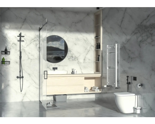 Svetlá kúpeľňa so sprchou, umývadlom, zrkadlom a toaletou pred mramorovou stenou