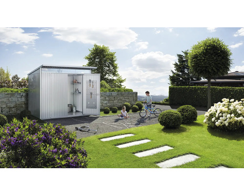 Záhradná scéna s kovovým záhradným domčekom, hrajúcimi sa deťmi a záhradným náradím