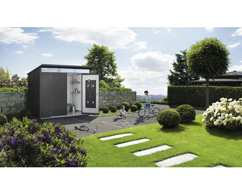 Záhradná scéna s moderným záhradným domčekom, hrajúcimi sa deťmi a upravenou záhradou