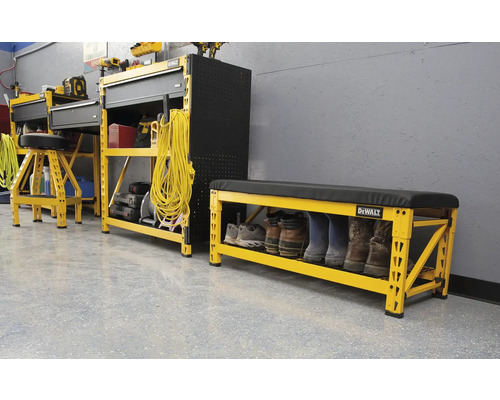 Dielňa s pracovným stolom, skrinkou na náradie a lavicou značky Dewalt