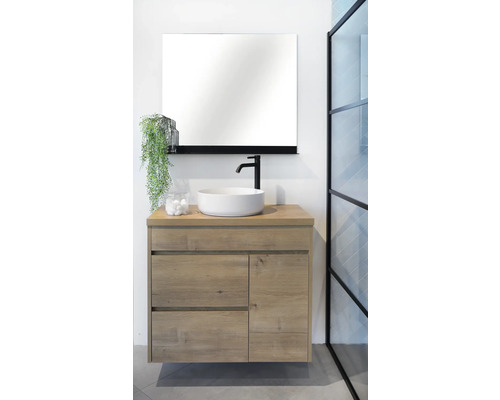 Moderná kúpeľňa s umývadlovou skrinkou, umývadlom na dosku, zrkadlom a batériou