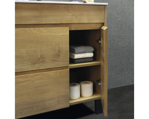 Skrinka pod umývadlo s otvorenými dvierkami, uteráky a toaletný papier