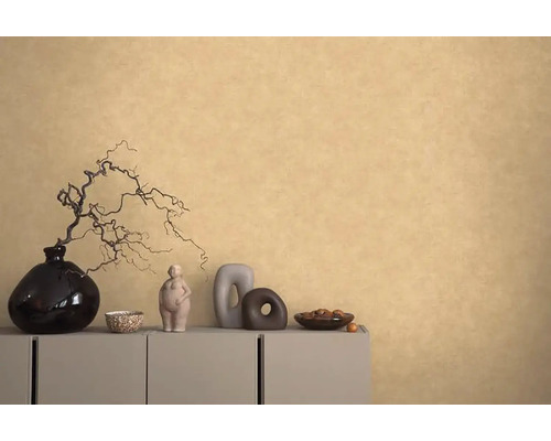 Dekoratívny interiér na príborníku pred stenou