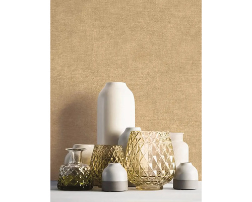 Dekoratívne vázy a svietniky pred stenou s textilnou tapetou