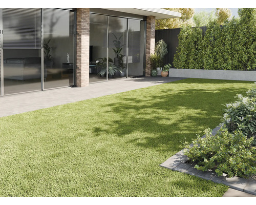 Exteriér s umelým trávnikom, terasou a výsadbou