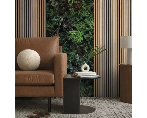 Obývacia izba s pohovkou, príručným stolíkom a stenovými panelmi s rastlinným motívom