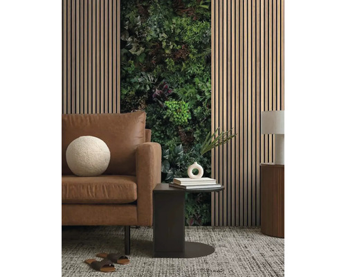 Obývacia izba s drevenými panelmi, stenou z rastlín, pohovkou a príručným stolíkom