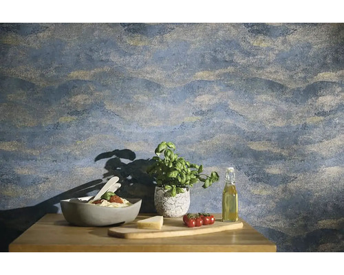 Obývacia izba s tapetou so vzorom, jedálenský stôl s cestovinami, kvetináčom bazalky a prísadami