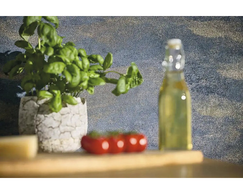 Zátišie s bazalkou v kvetináči, paradajkami a fľašou oleja na drevenom stole.