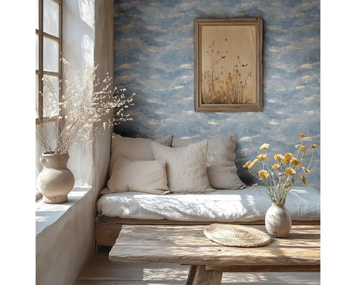 Príjemný obývací priestor s tapetou so vzorom oblakov, sedacími vankúšmi a dreveným stolom