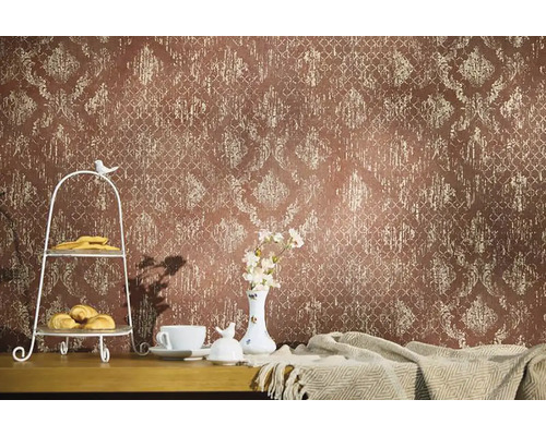 Dekoratívna tapeta so vzorom v obývacej izbe.