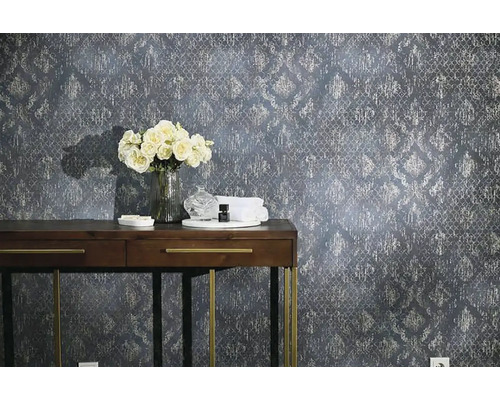 Dekoratívny dizajn stien s tapetou so vzorom, konzolou, kvetmi a doplnkami