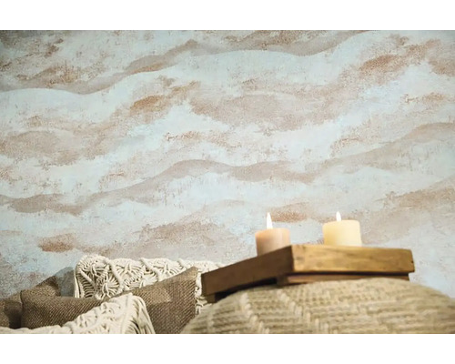 Obývacia izba s dekoratívnou nástennou maľbou a sviečkami