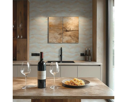 Svetlá kuchyňa s jedálenským stolom, fľašou vína, pohármi na víno a cestovinami