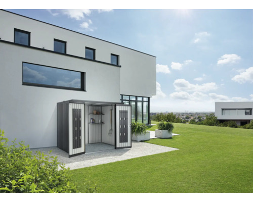 Kovová záhradná skriňa s otvorenými dvojkrídlovými dverami pred domom
