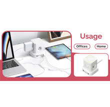 Rozbočovacia zásuvka s USB portami na stole s elektronickými zariadeniami