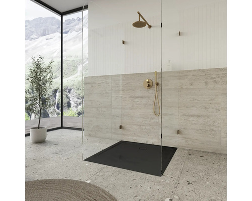 Bezbariérový sprchovací kút s čiernou sprchovou vaničkou, sklenenou zástenou a armatúrami