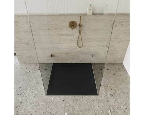 Sprchovací kút s čiernou sprchovacou vaničkou a armatúrou