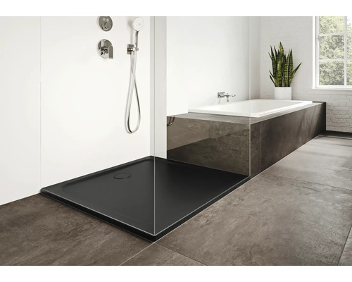 Kúpeľňa s plochou sprchovou vaničkou, vaňou a armatúrami