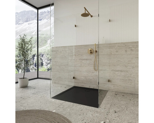 Bezrámový sprchovací kút so sprchovacou vaničkou a armatúrami v kúpeľni