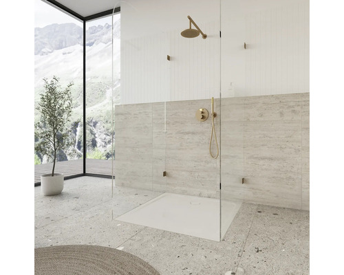 Moderná kúpeľňa s bezbariérovým sprchovacím kútom, sklenenou stenou a armatúrami