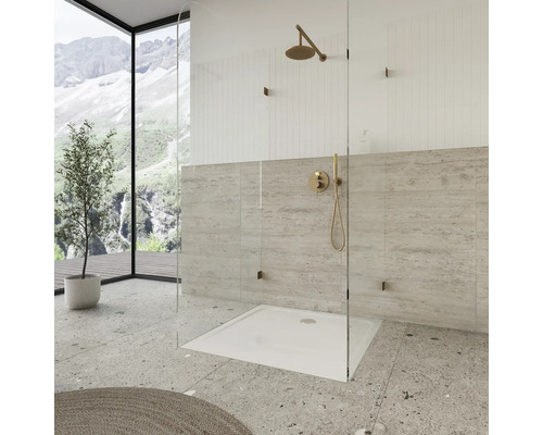 Moderná kúpeľňa so skleneným sprchovacím kútom, sprchovou vaničkou a armatúrami