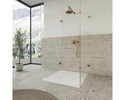 Moderná kúpeľňa so sprchou, sprchovou vaničkou, sklenenou stenou a batériami