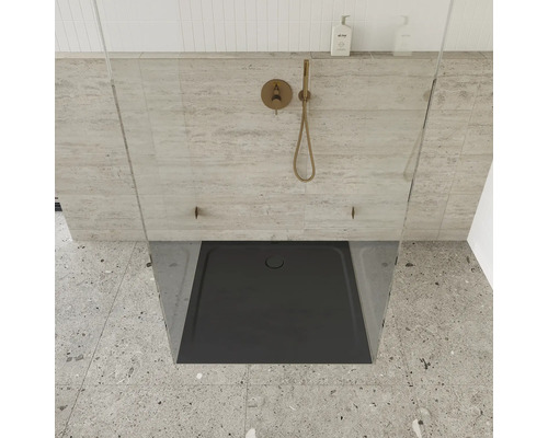 Sprchovací kút v úrovni podlahy so sprchovou vaničkou a armatúrou