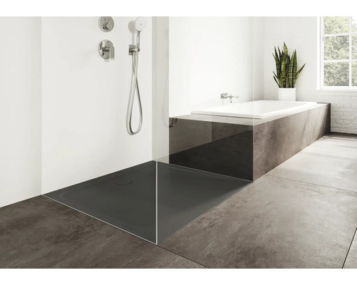 Moderná kúpeľňa so sprchou, vaňou a obkladmi