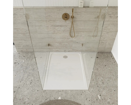 Sprchovací kút s plochou sprchovou vaničkou, sprchovacou armatúrou a sklenenou stenou