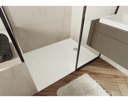 Svetlá kúpeľňa so sprchou, umývadlom a drevenou podlahou