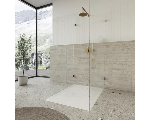 Kúpeľňa so sprchou, sprchovou vaničkou a batériami